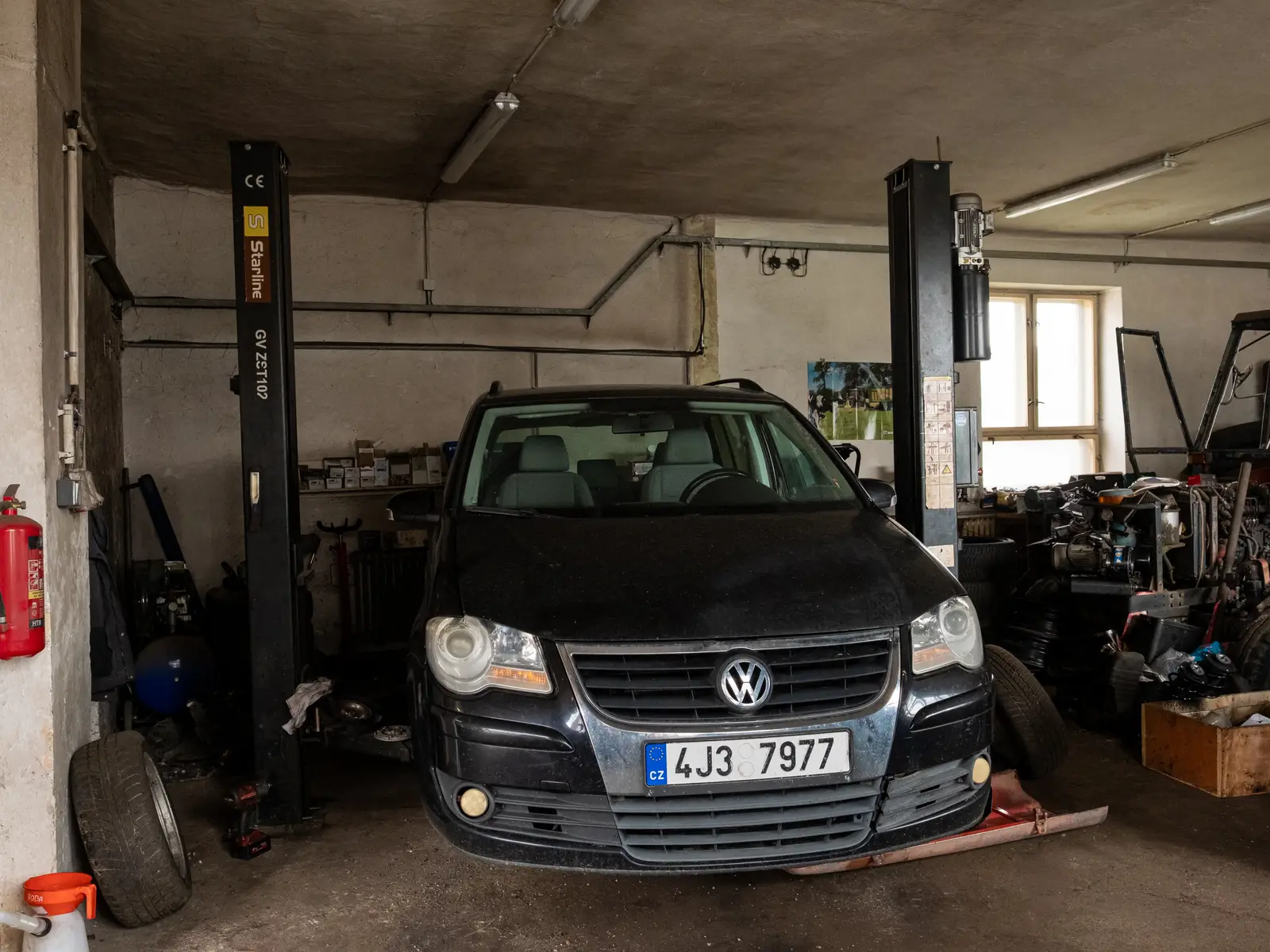Servisní box dílny SERVIS A OPRAVY PH v Rohozné u Jihlavy s dvousloupovým zvedákem